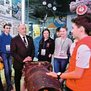 Участники всероссийской олимпиады по астрономии встретились с космонавтом Юрием Усачевым