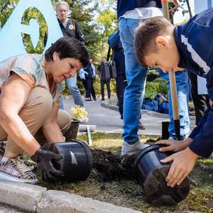 Легендарный аленький цветочек появился на "Аллее славы ветеранов "Крыльев Советов"