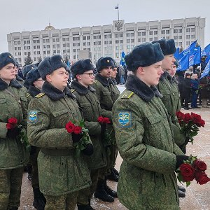 "Этих дней не смолкнет слава!"