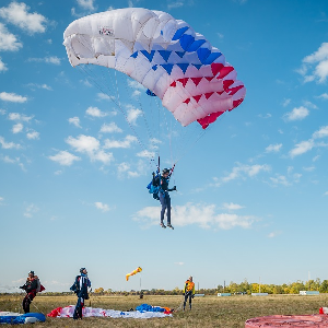 Студенты Самарского университета стали первыми в прыжках с парашютом