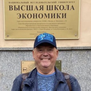 Российский ученый Якишин Юрий передал в дар библиотеке университета свои монографии